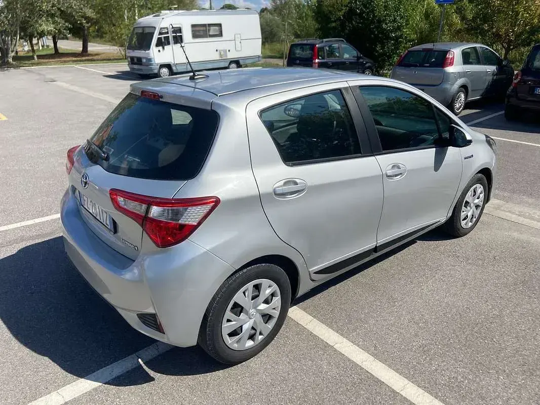 Usata Toyota Yaris Hybrid Active 73 CV (53 kW) 2020 Argento Berlina