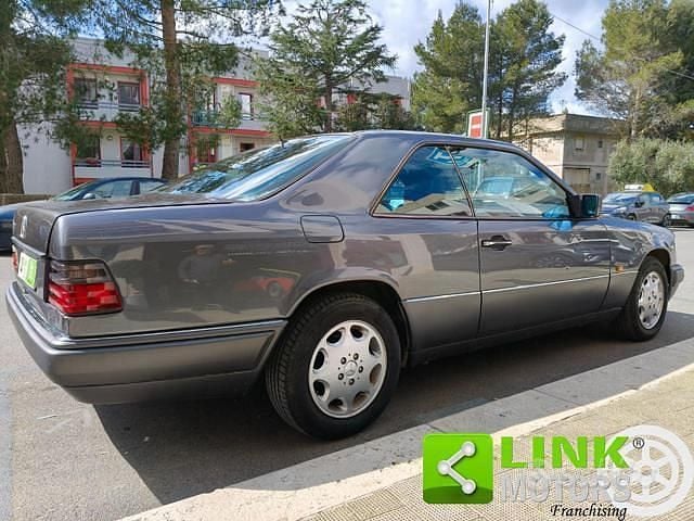 Usata Mercedes E200 136 CV (100 kW) 1995 Grigio Coupé