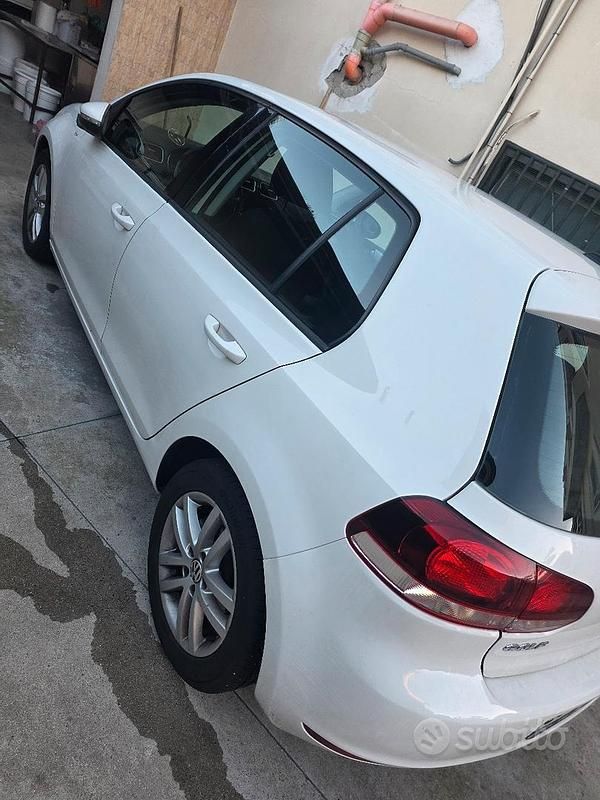 Usata VW Golf VI 105 CV (77 kW) 2010 Bianco Utilitaria