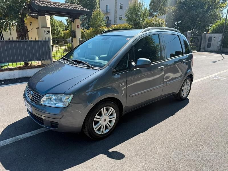 Grigio Usata 2010 Fiat Idea Monovolume | 2300 € (Buon prezzo) - Immagine 1/4