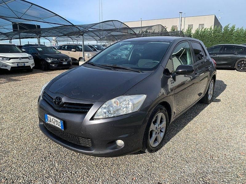 Usata Toyota Auris Sol 126 CV (92 kW) 2010 Grigio Utilitaria