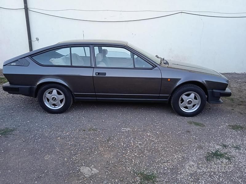 Usata Alfa Romeo GTV 130 CV (95 kW) 1981 Grigio Coupé