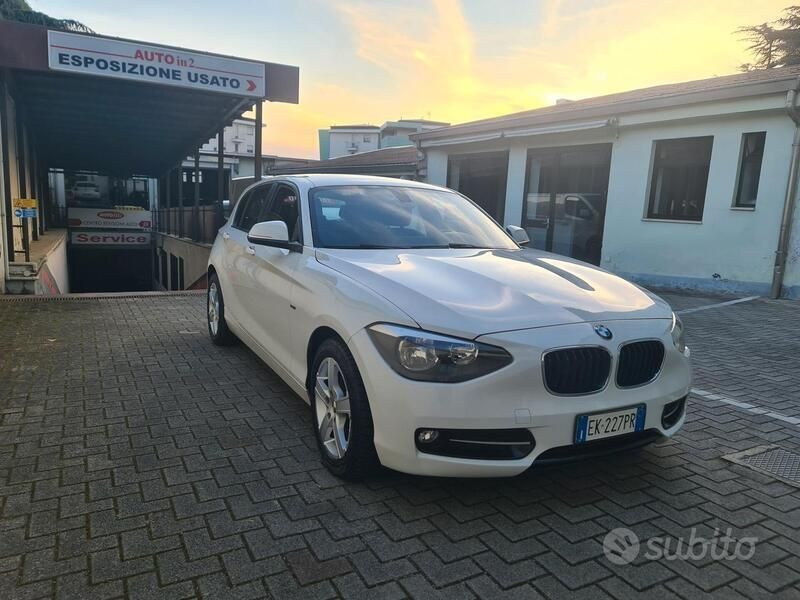 Bianco Usata 2012 BMW 116 Sport Line Due volumi | 12.500 € - Immagine 1/4
