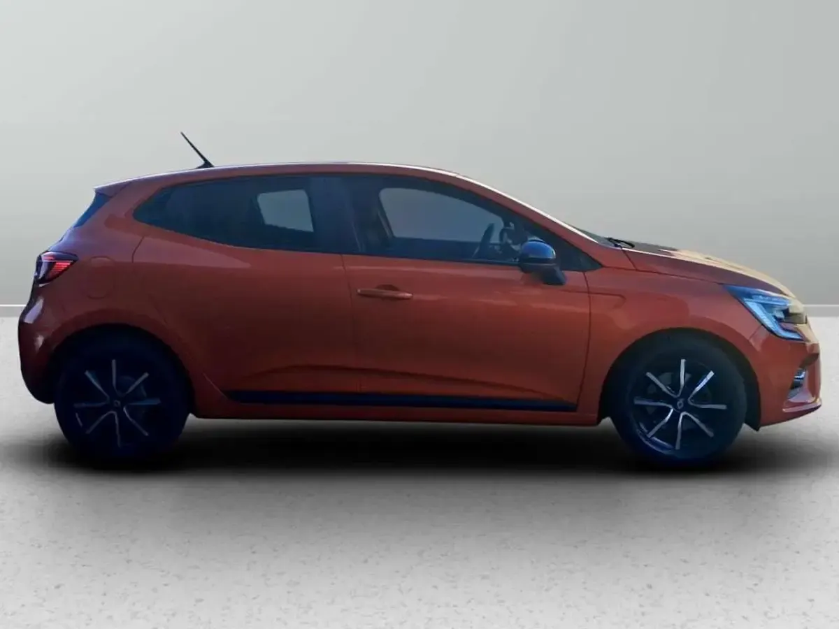 Usata Renault Clio V Equilibre 101 CV (74 kW) 2023 Arancione Berlina