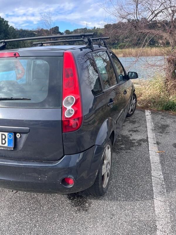 Grigio Usata 2008 Ford Fiesta Due volumi | 1000 € (Super prezzo) - Immagine 1/4