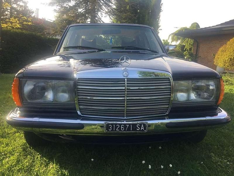 Usata Mercedes 280 177 CV (130 kW) 1976 Blu/azzurro Berlina