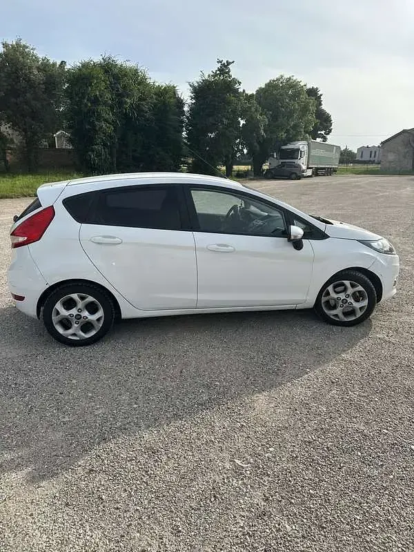 Usata Ford Fiesta Titanium 68 CV (50 kW) 2011 Bianco Berlina