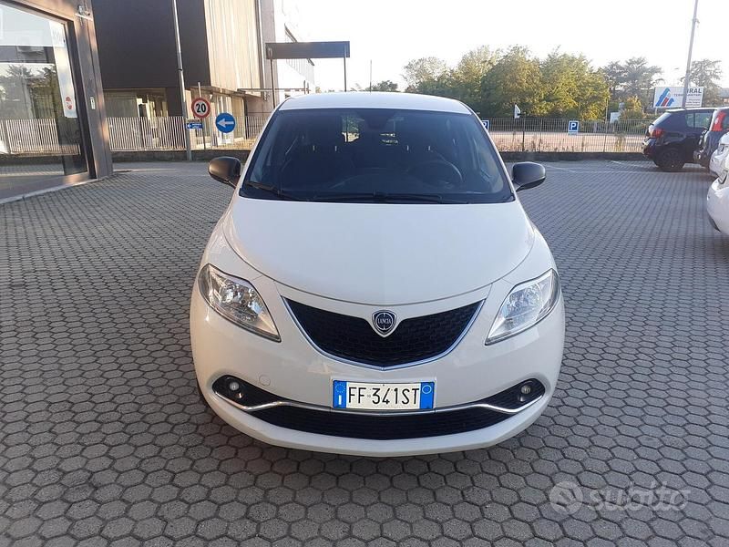Bianco Usata 2016 Lancia Ypsilon Platinum Due volumi | 7500 € (Buon prezzo) - Immagine 1/4