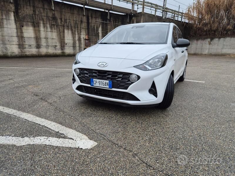 Bianco Usata 2023 Hyundai i10 Advanced Due volumi | 12.250 € (Ottimo prezzo) - Immagine 1/4