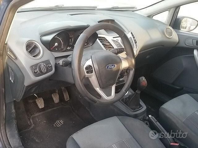 Usata Ford Fiesta 97 CV (71 kW) 2010 Blu Berlina