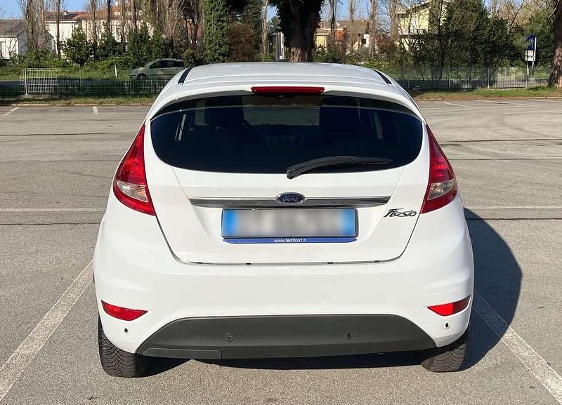 Usata Ford Fiesta 95 CV (69 kW) 2009 Bianco Utilitaria