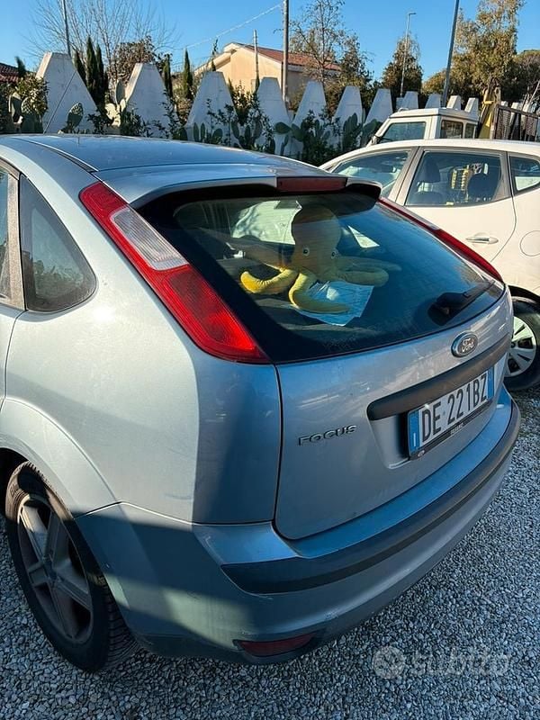 Blu Usata 2005 Ford Focus Tre volumi | 1900 € (Buon prezzo) - Immagine 1/4
