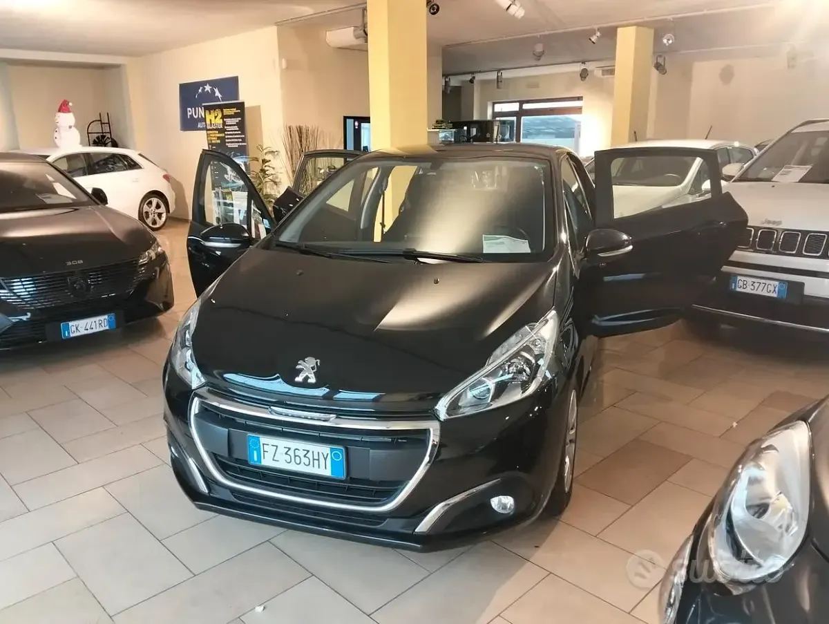 Usata Peugeot 208 Active 102 CV (75 kW) 2019 Nero Utilitaria