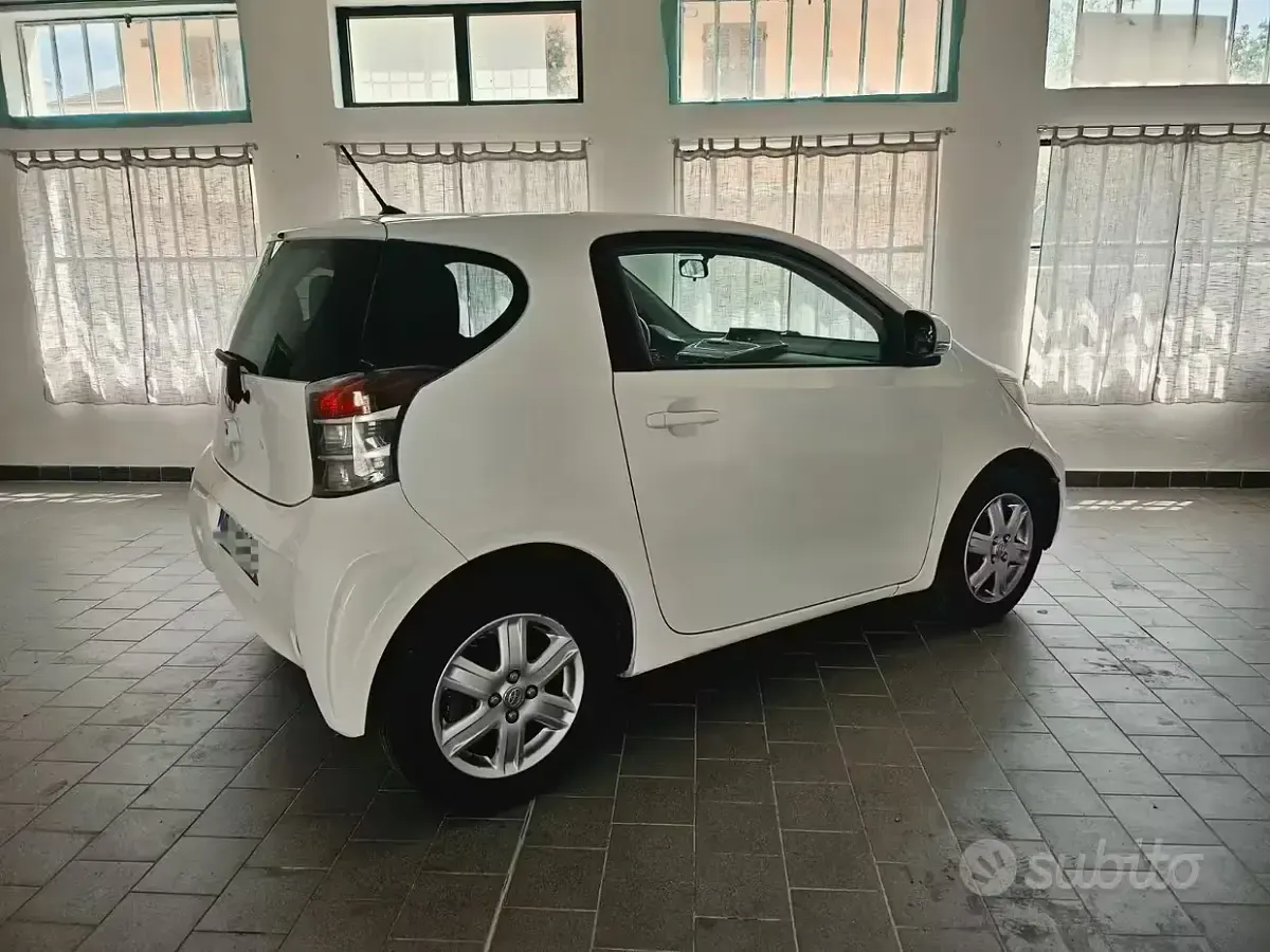 Usata Toyota iQ Sol 68 CV (50 kW) 2010 Bianco Utilitaria