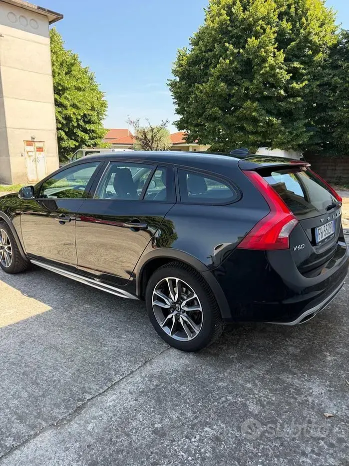 Usata Volvo V60 CC Plus 150 CV (110 kW) 2017 Nero Station wagon