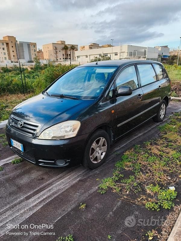 Usata Toyota Avensis Verso 116 CV (85 kW) 2003 Nero Monovolume