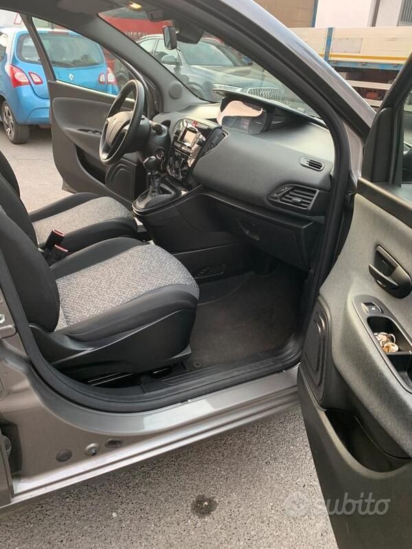 Usata Lancia Ypsilon Gold 69 CV (50 kW) 2022 Rosso Utilitaria