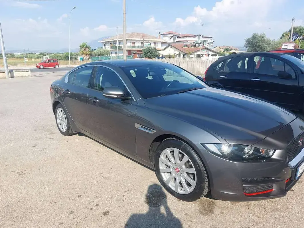 Usata Jaguar XE Business Edition 179 CV (131 kW) 2016 Argento Berlina