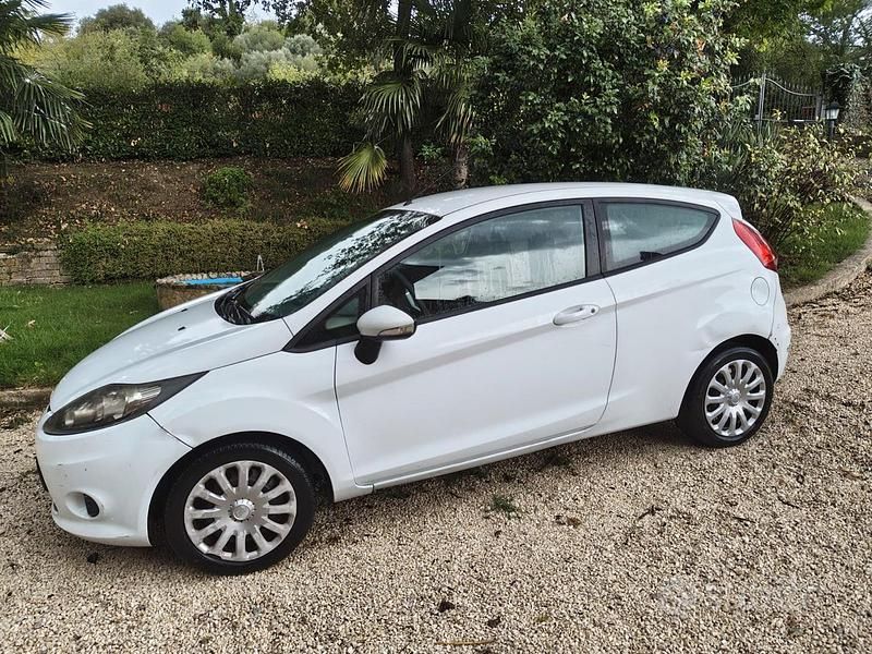Usata Ford Fiesta Trend 70 CV (51 kW) 2009 Bianco Utilitaria