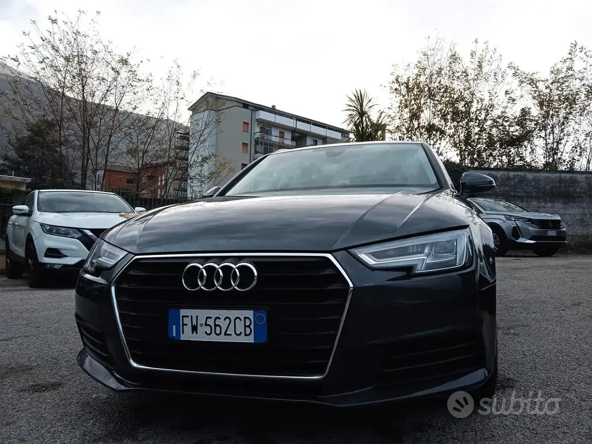 Usado Audi A4 Design 122 CV (89 kW) 2019 Gris Familiar