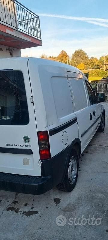 Bianco Usata 2003 Opel Campo Pick-up | 2000 € - Immagine 1/4