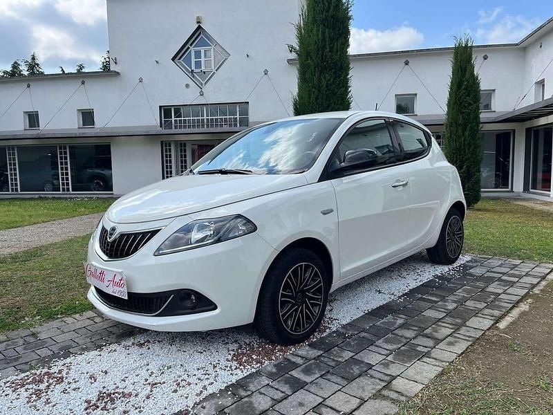 Usata Lancia Ypsilon Gold 70 CV (51 kW) 2023 Bianco Utilitaria