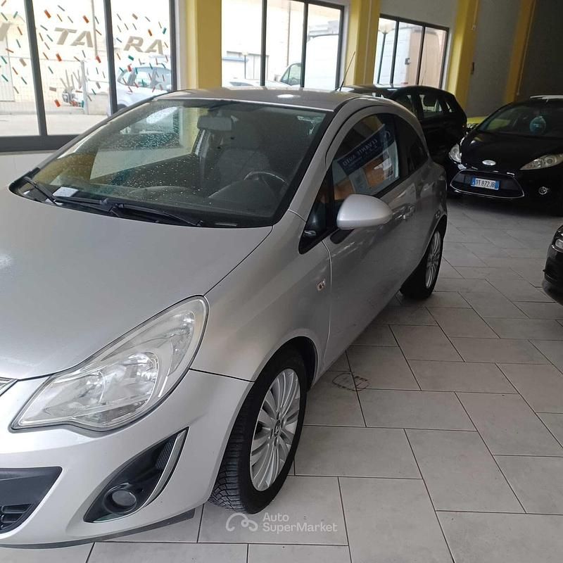 Argento Usata 2011 Opel Corsa Tre volumi | 3500 € (Buon prezzo) - Immagine 1/4
