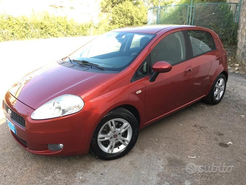 Rosso Usata 2007 Fiat Grande Punto Emotion Utilitaria | 7000 € - Immagine 1/4