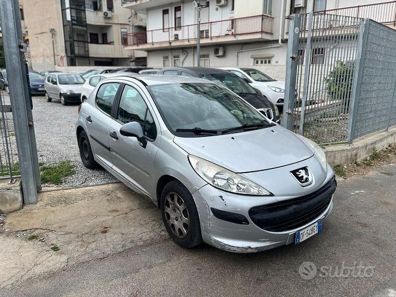 Grigio Usata 2007 Peugeot 207 Tre volumi | 2500 € (Buon prezzo) - Immagine 1/4