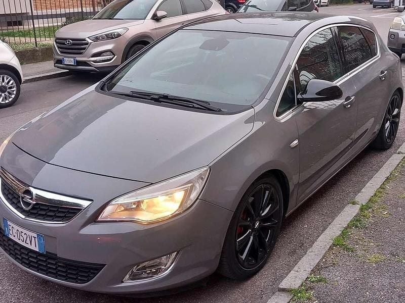 Usata Opel Astra Cosmo 110 CV (80 kW) 2010 Grigio Berlina