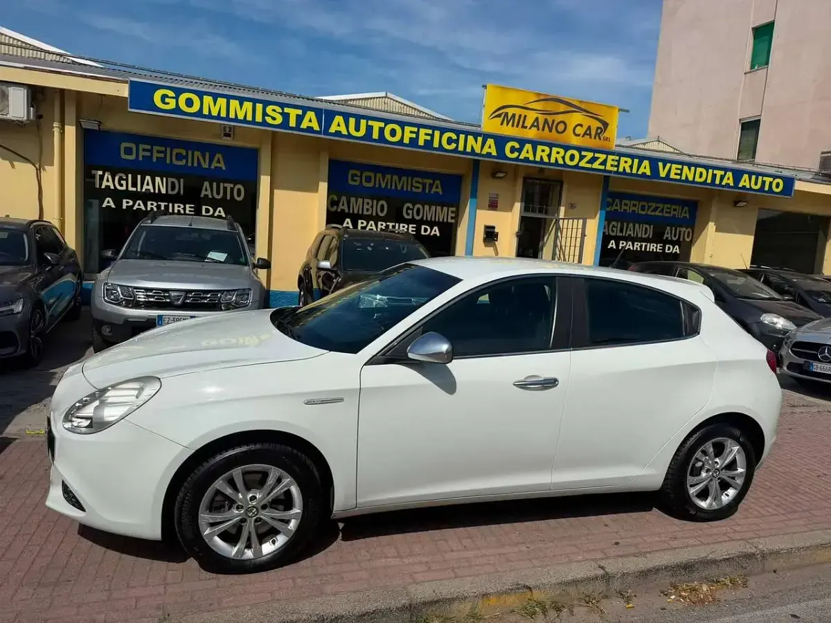 Usata Alfa Romeo Giulietta Distinctive 170 CV (125 kW) 2011 Bianco pastello Utilitaria