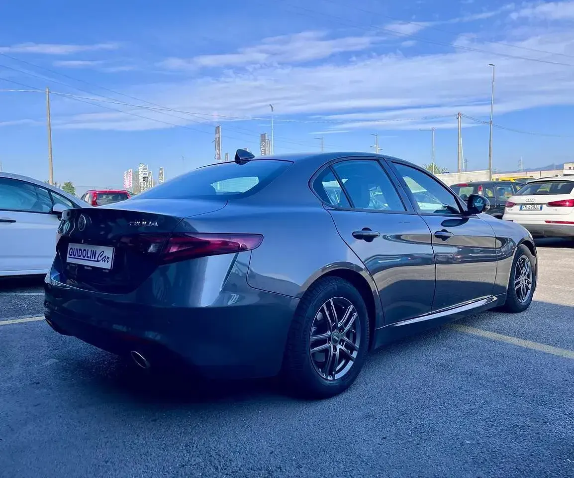 Usata Alfa Romeo Giulia Business 180 CV (132 kW) 2016 Grigio Berlina