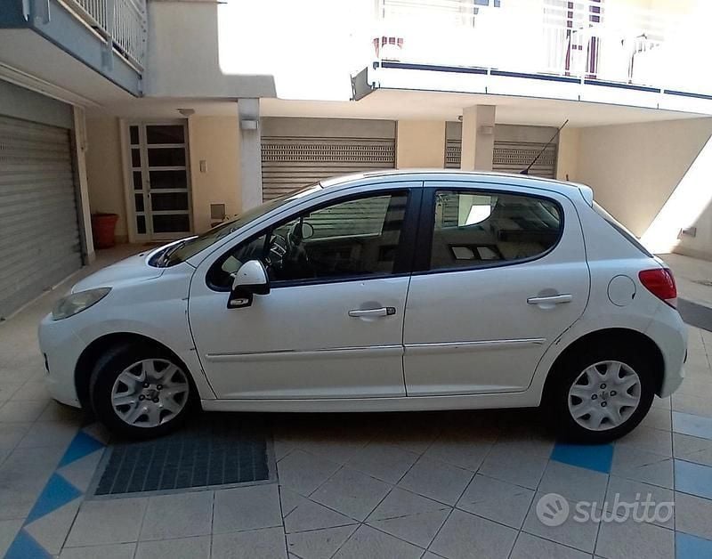 Usata Peugeot 207 73 CV (53 kW) 2012 Bianco Utilitaria