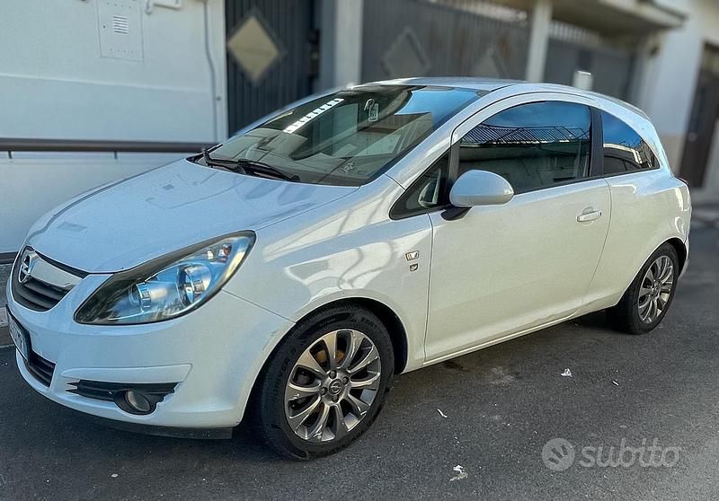 Usata Opel Corsa 65 CV (47 kW) 2010 Bianco Utilitaria