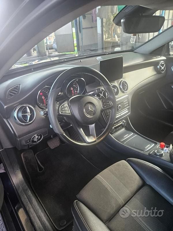 Usata Mercedes GLA200 136 CV (100 kW) 2018 Blu SUV