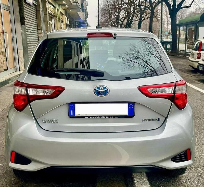 Usata Toyota Yaris Hybrid Business Edition 73 CV (53 kW) 2020 Grigio argento Berlina