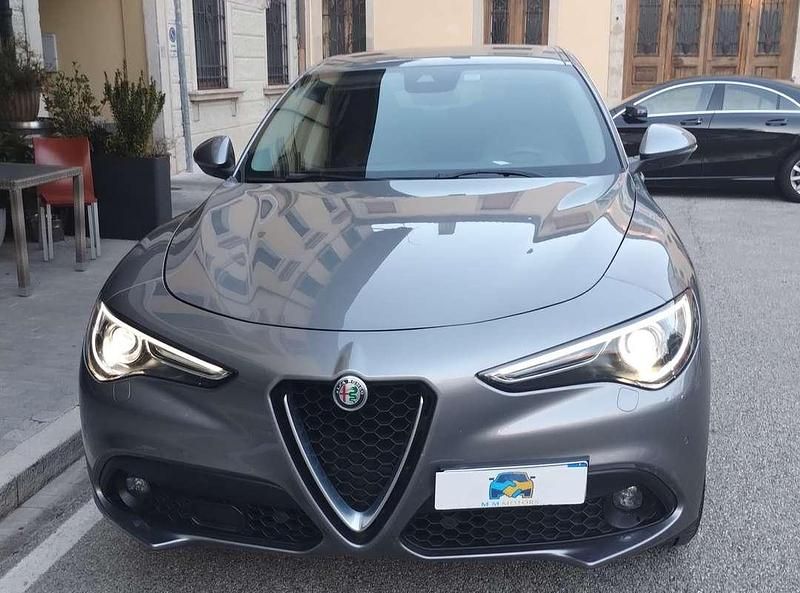 Usata Alfa Romeo Stelvio Executive 209 CV (153 kW) 2017 Grigio SUV