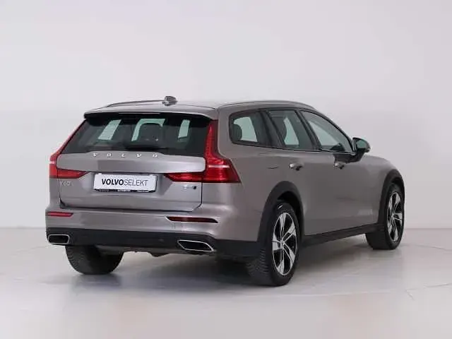 Usata Volvo V60 CC Business Edition 197 CV (144 kW) 2022 Grigio Station wagon