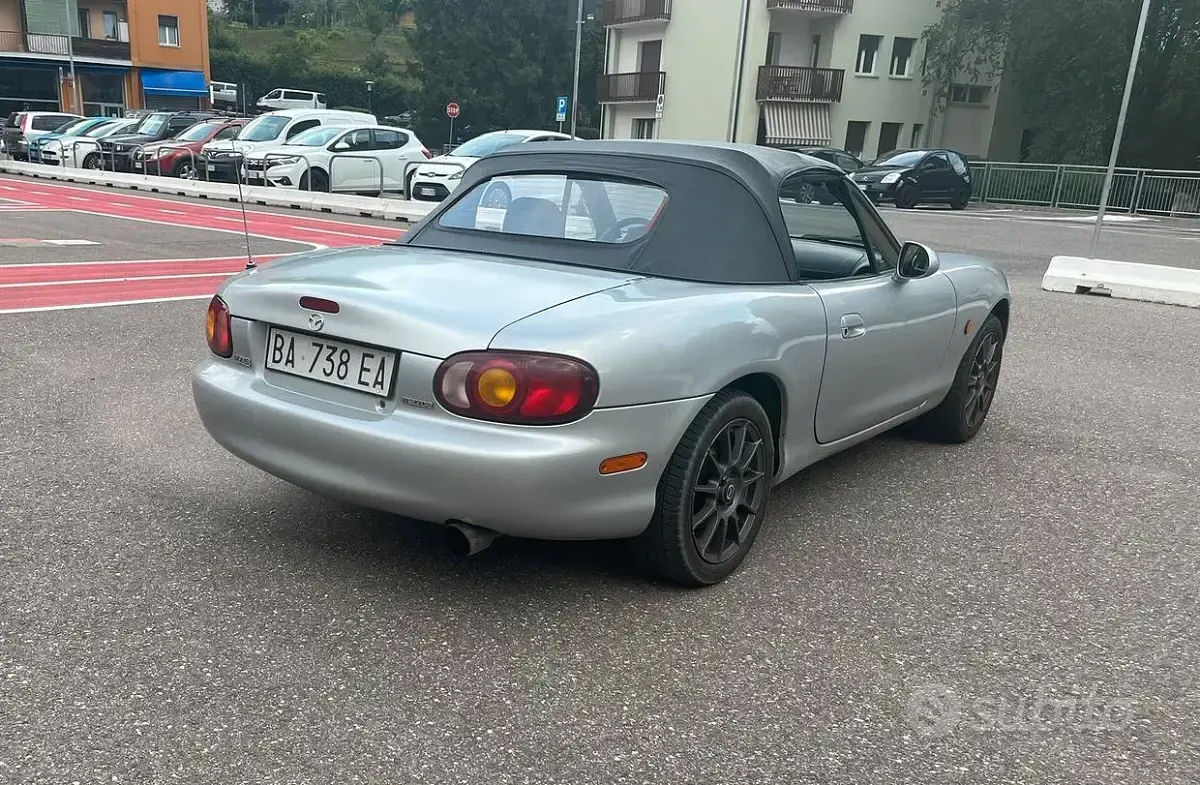 Usata Mazda MX5 110 CV (80 kW) 1998 Grigio Cabrio