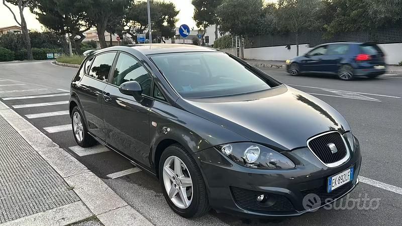 Usata Seat Leon 90 CV (66 kW) 2011 Nero Utilitaria
