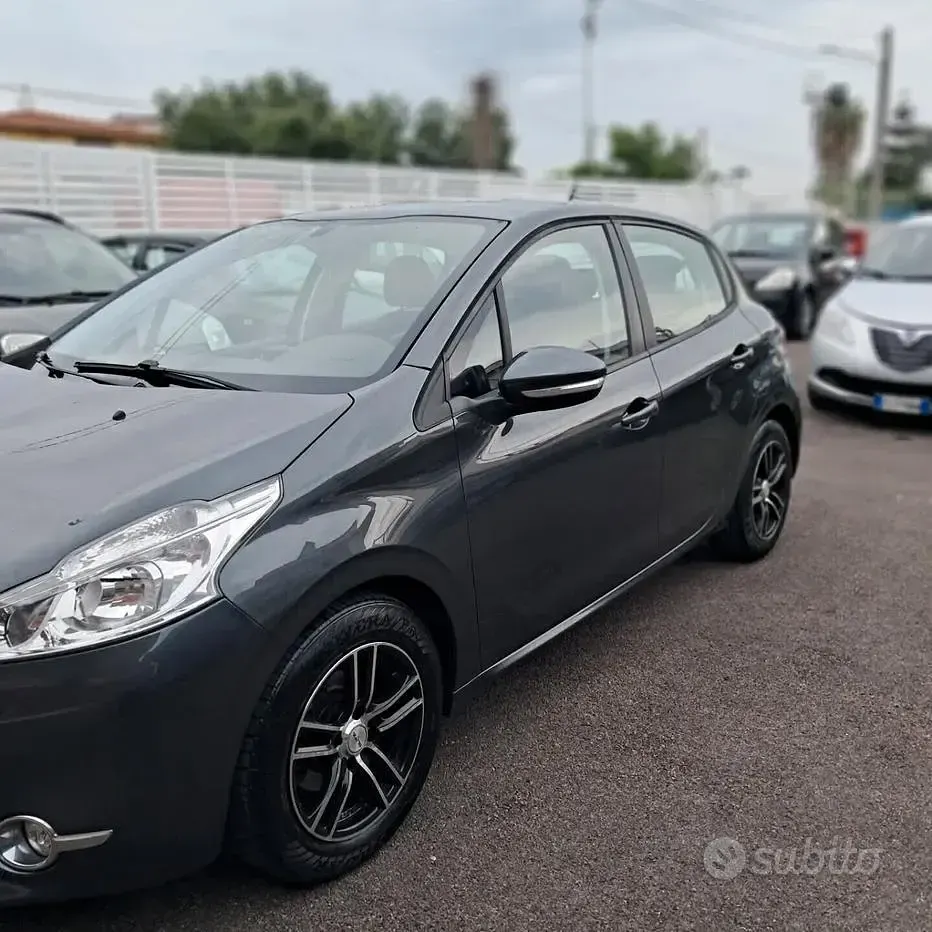 Usata Peugeot 208 Active 68 CV (50 kW) 2013 Grigio Utilitaria