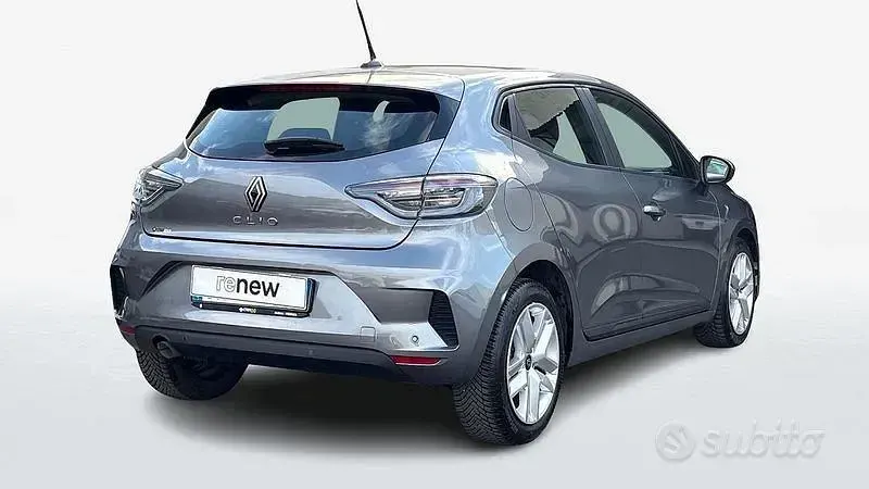 Begagnad Renault Clio V Evolution 90 HK (66 kW) 2023 Grå Sedan