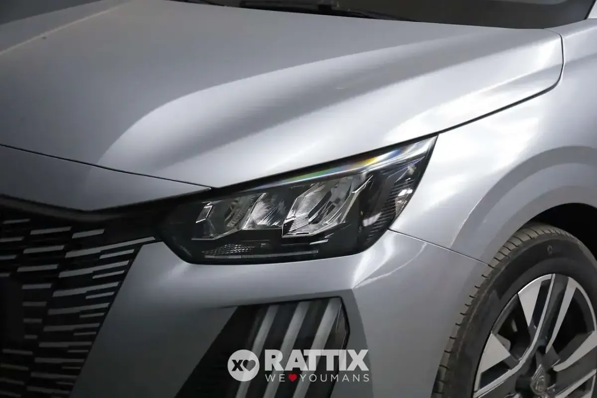 Usado Peugeot 208 Allure 101 CV (74 kW) 2025 Gris Utilitario