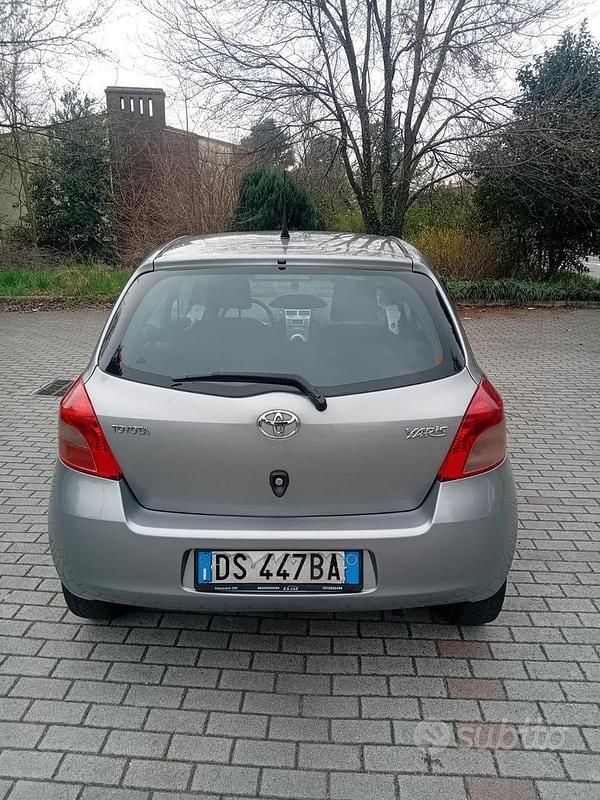 Usata Toyota Yaris 87 CV (63 kW) 2008 Grigio Utilitaria
