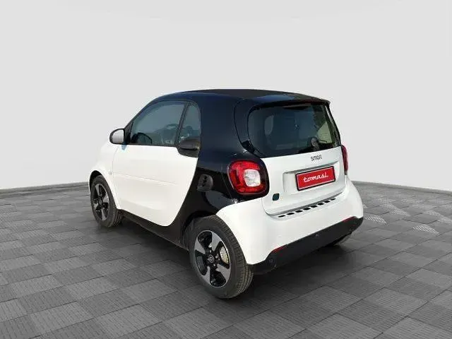 Usata Smart ForTwo Electric Drive Passion 41 kW (56 CV) 2021 White con cella nera