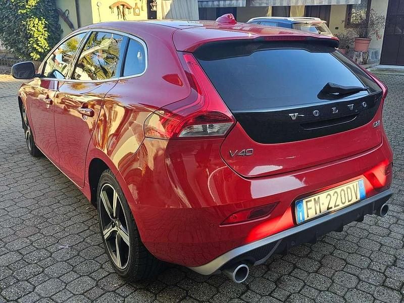 Usata Volvo V40 R-Design 120 CV (88 kW) 2017 Rosso Berlina