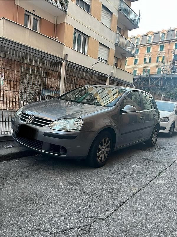 Grigio Usata 2005 VW Golf V Tre volumi | 900 € (Super prezzo) - Immagine 1/4