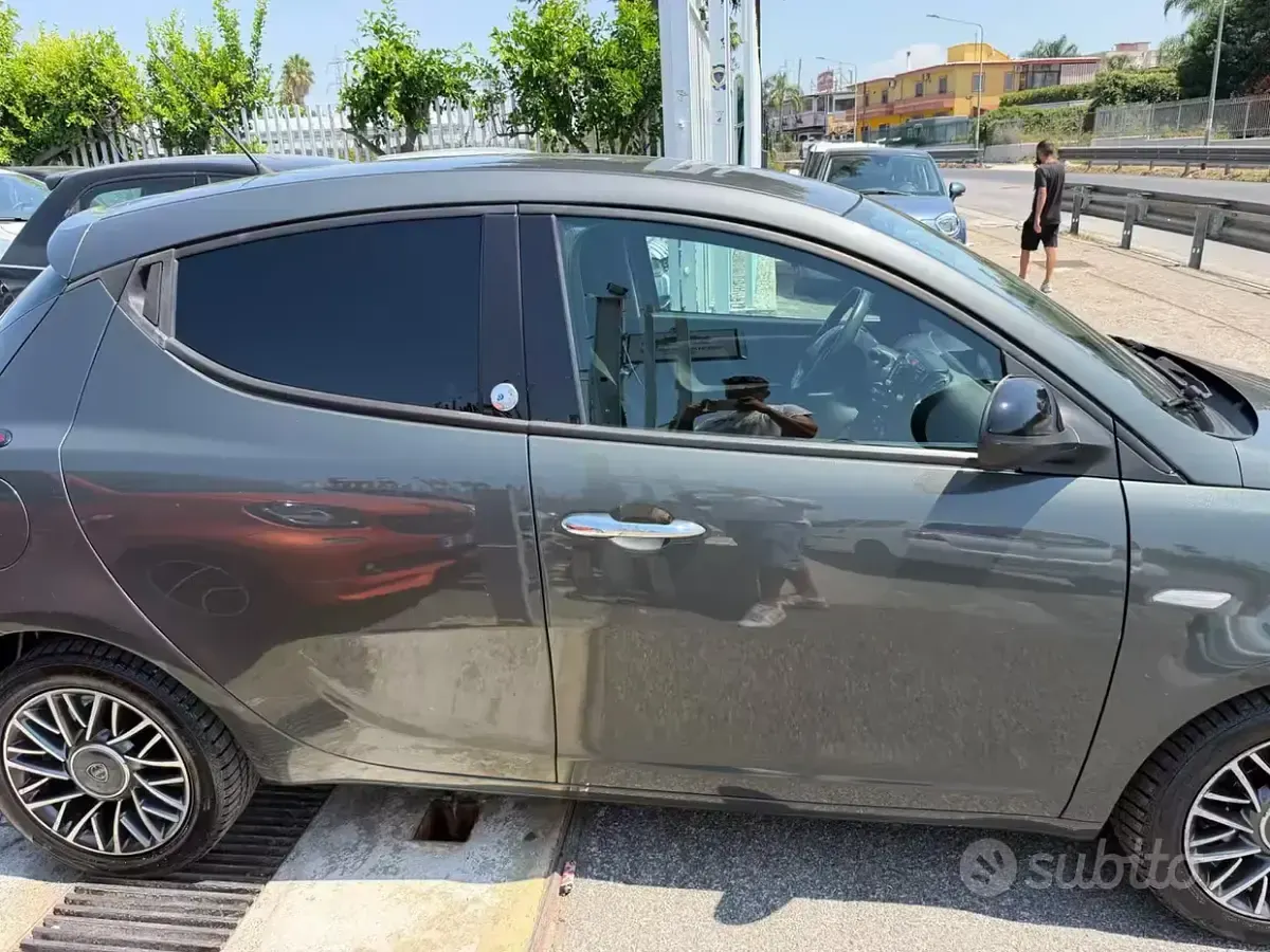 Usata Lancia Ypsilon Silver 69 CV (50 kW) 2017 Grigio Utilitaria