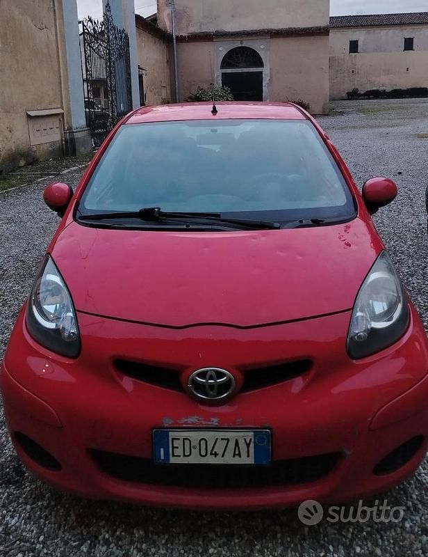 Usata Toyota Aygo 68 CV (50 kW) 2010 Rosso Utilitaria