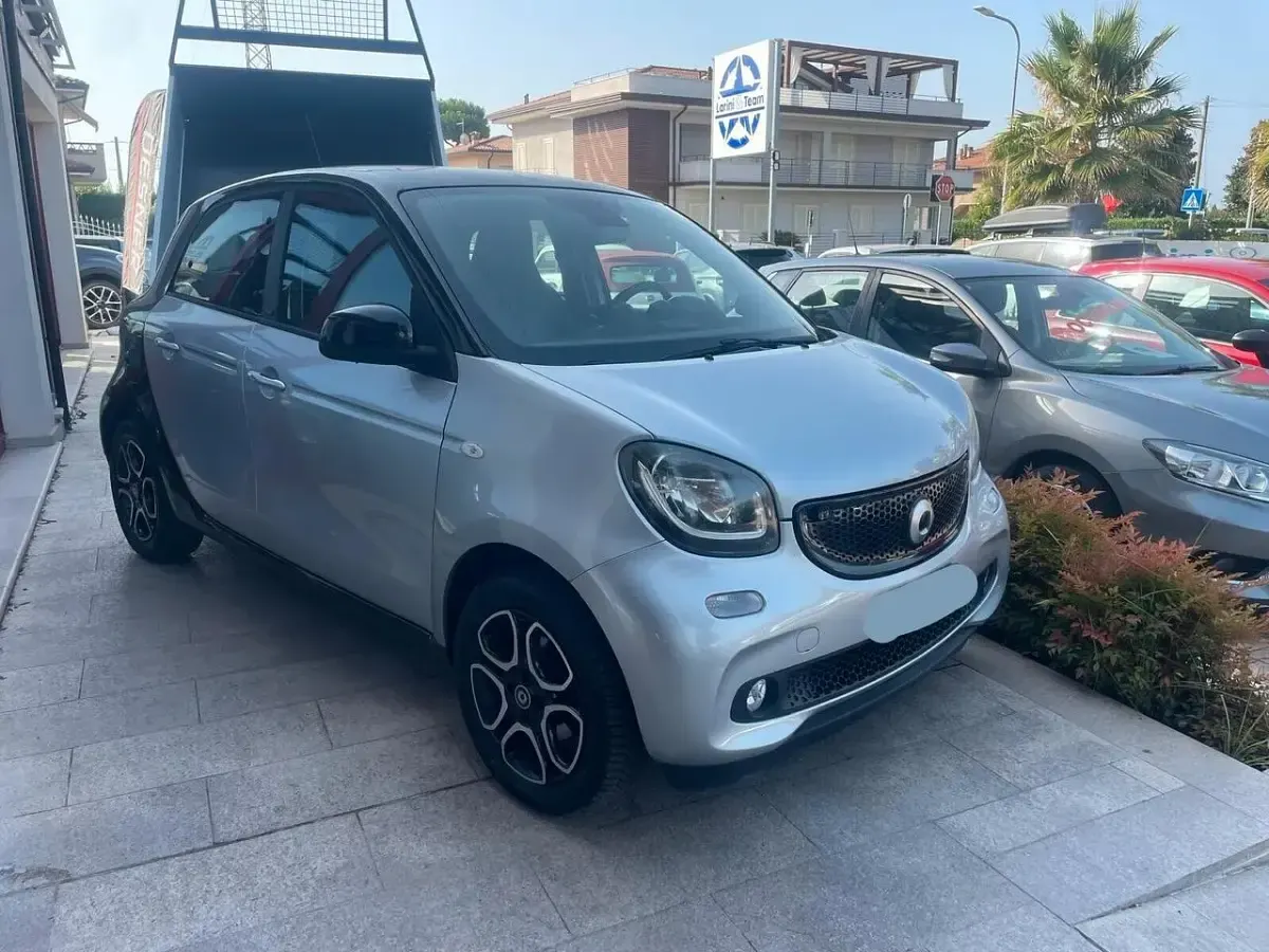 Usata Smart ForFour Prime 71 CV (52 kW) 2015 Argento Utilitaria